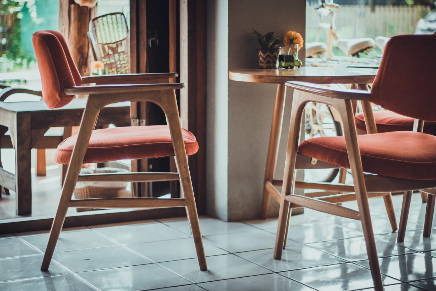 Café mit Vintage-Polsterstühlen — Möbel aus Wirt & Werk Produktion