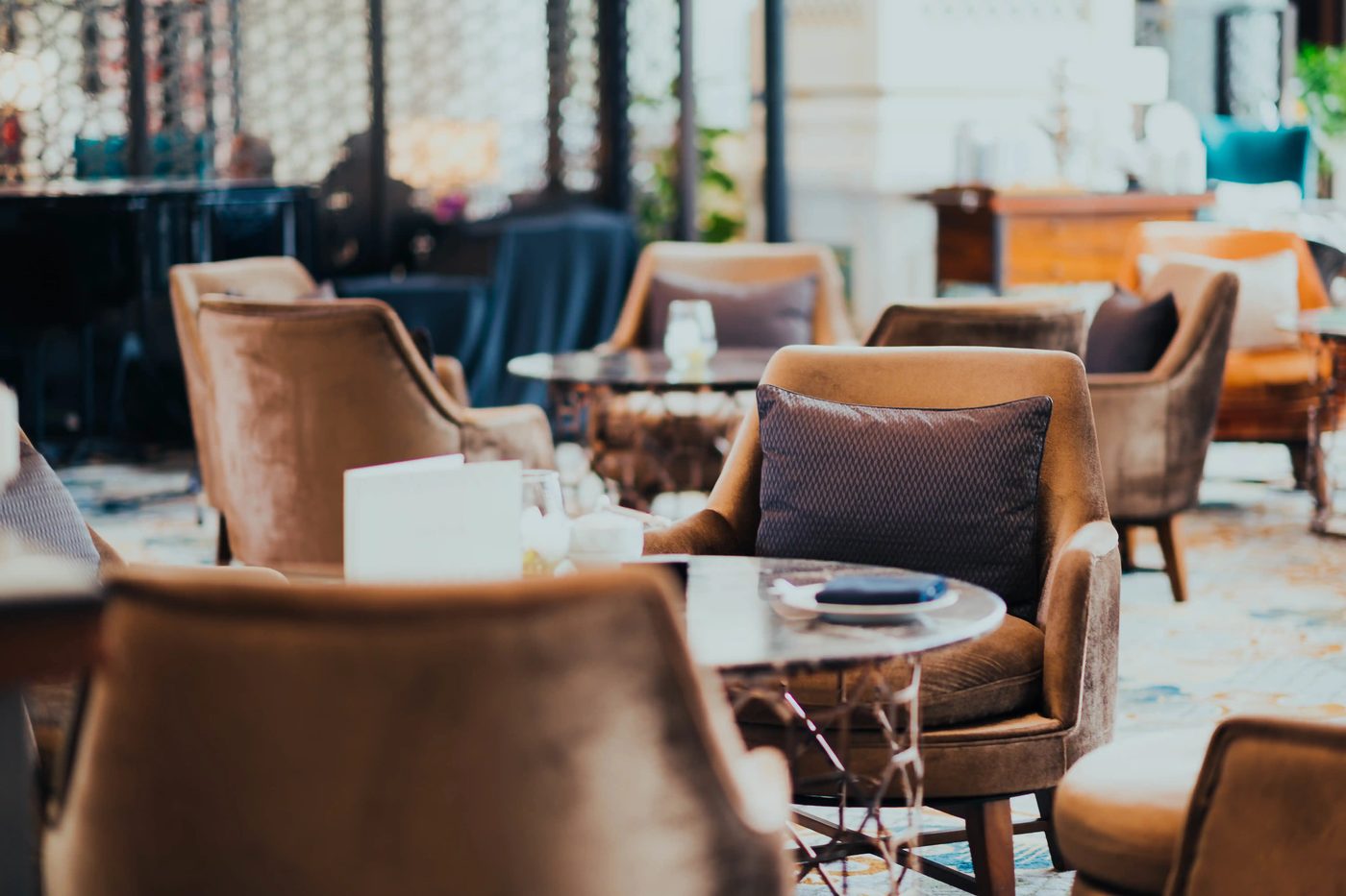 Hotel-Lounge mit Samt-Sesseln — eingerichtet von Wirt & Werk Gastromöbel